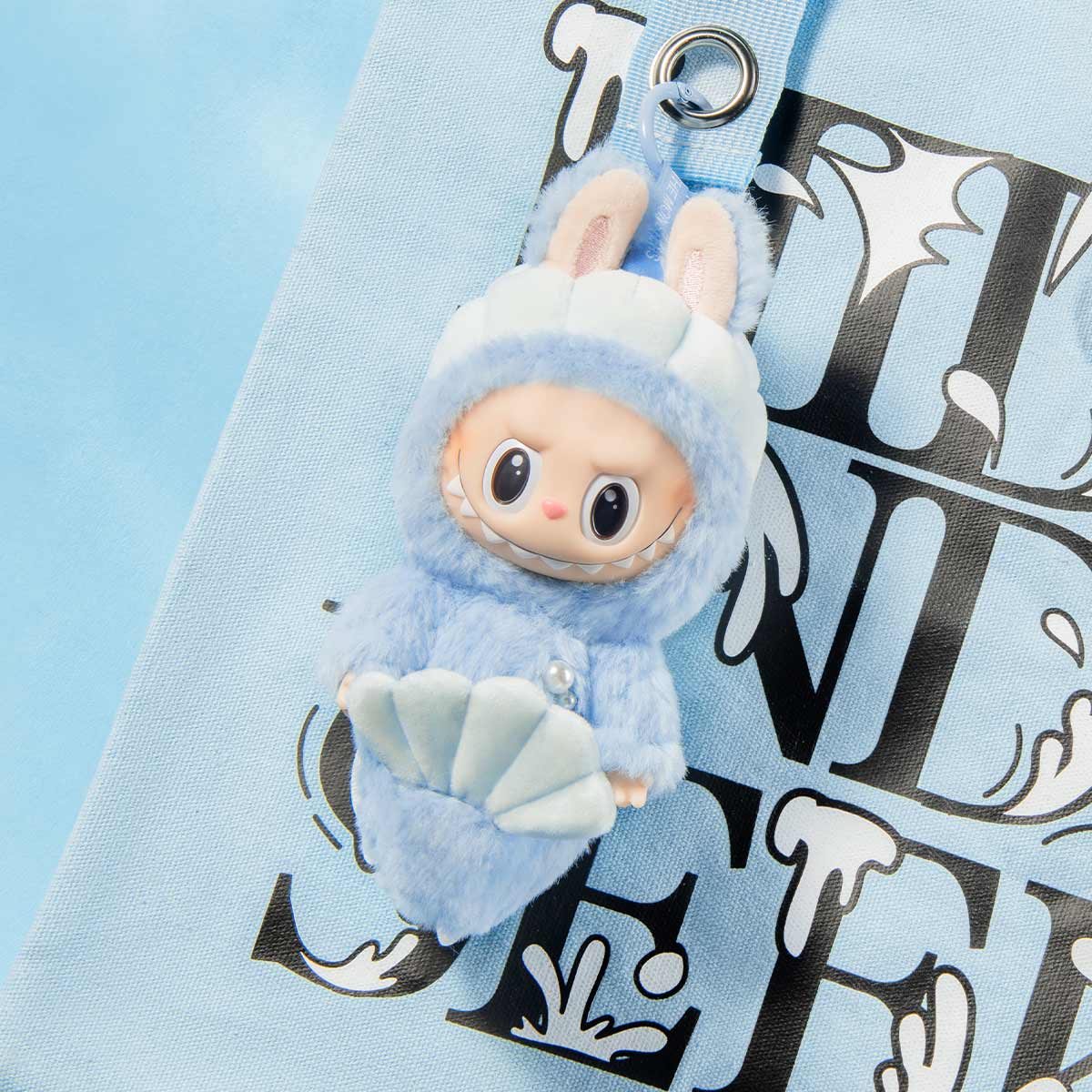 Labubu Hide and seek vinyl plush keychain - Exclusivité Singapour